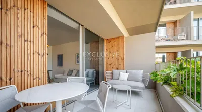 Kuchyně; kuchyňské spotřebiče, dlažba, přirozené světlo, moderní styl