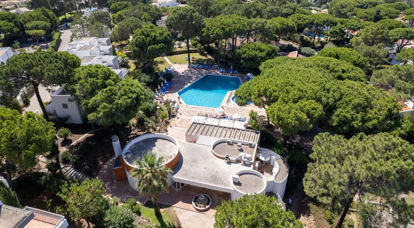 Obývací pokoj; dřevěná podlaha, přirozené světlo, moderní styl