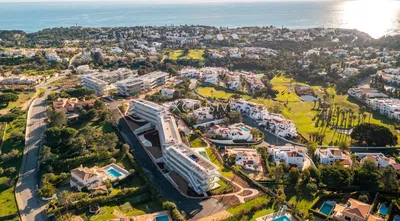 Küche; küchengeräte, holzboden, tageslicht, moderner stil