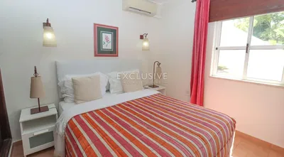 Obývací pokoj; dřevěná podlaha, přirozené světlo, moderní styl