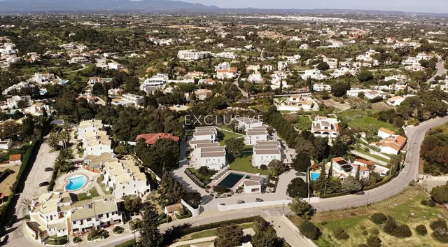 Küche; küchengeräte, holzboden, tageslicht, moderner stil