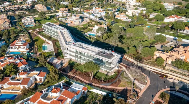 Küche; küchengeräte, holzboden, tageslicht, moderner stil