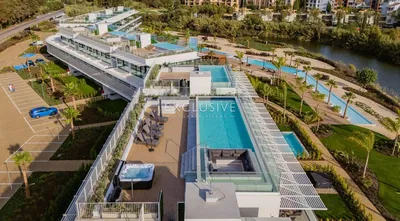 Küche; küchengeräte, holzboden, tageslicht, moderner stil