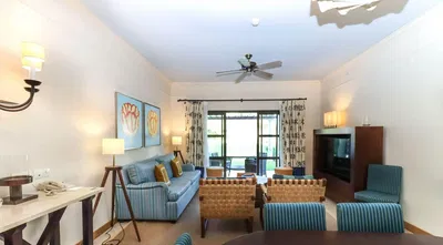 Küche; küchengeräte, holzboden, tageslicht, moderner stil