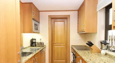 Küche; küchengeräte, holzboden, tageslicht, moderner stil