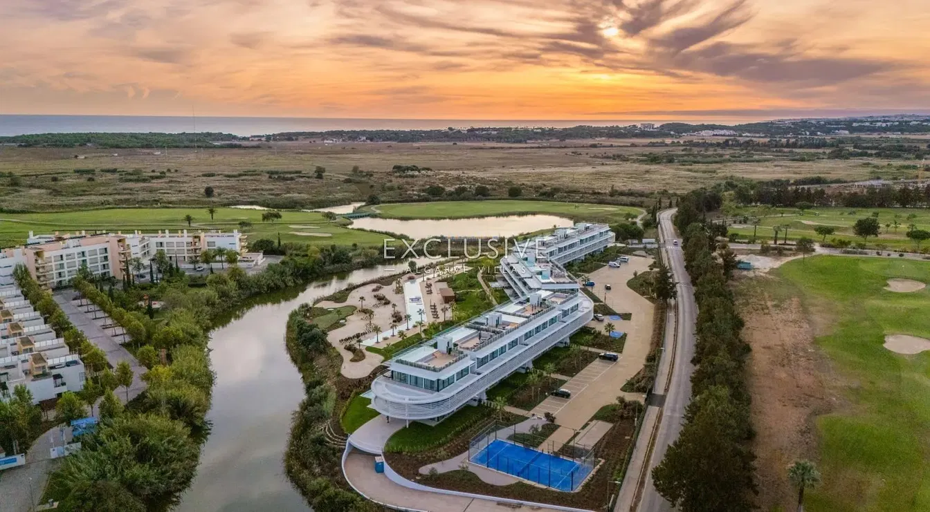 Küche; küchengeräte, holzboden, tageslicht, moderner stil