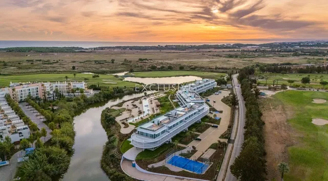 Küche; küchengeräte, holzboden, tageslicht, moderner stil