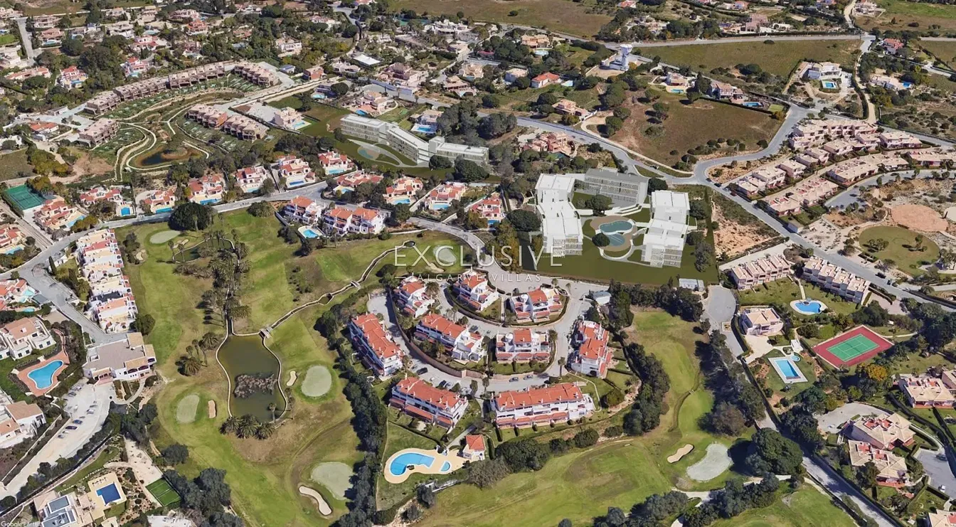 Küche; küchengeräte, holzboden, tageslicht, moderner stil