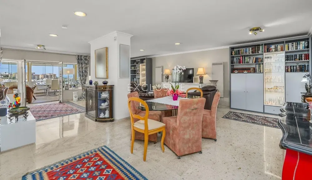 Kuchyně; kuchyňské spotřebiče, dřevěná podlaha, přirozené světlo, moderní styl