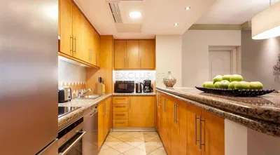 Küche; küchengeräte, holzboden, tageslicht, moderner stil