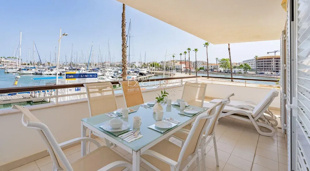 Kuchyně; kuchyňské spotřebiče, dřevěná podlaha, přirozené světlo, moderní styl