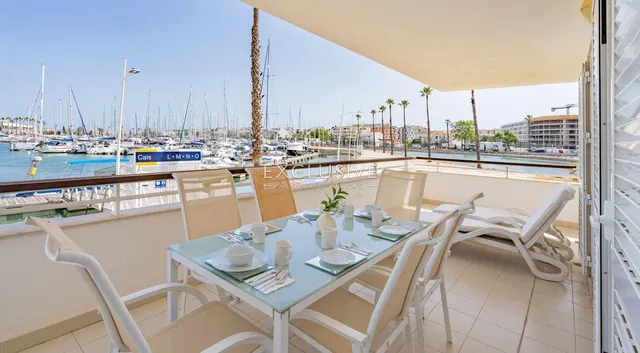 Kuchyně; kuchyňské spotřebiče, dřevěná podlaha, přirozené světlo, moderní styl