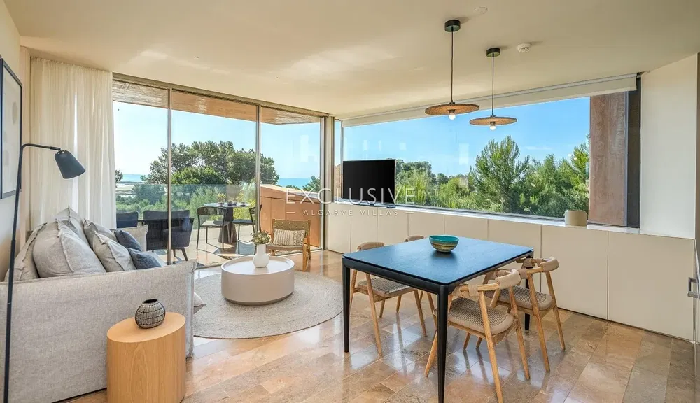 Kuchyně; kuchyňské spotřebiče, dřevěná podlaha, přirozené světlo, moderní styl