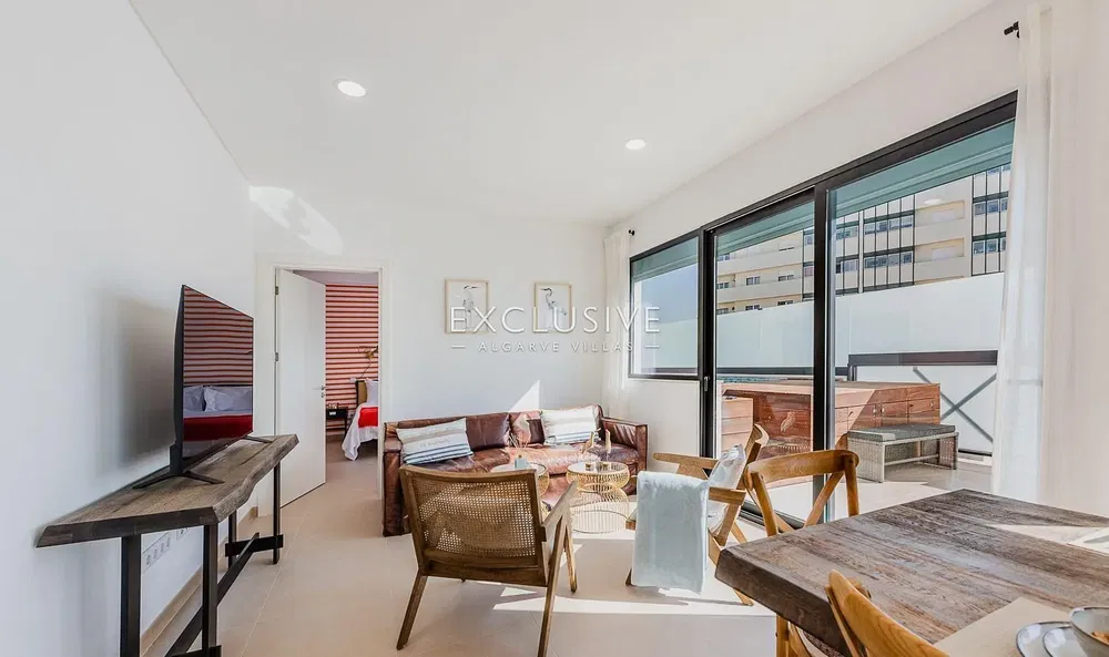 Küche; küchengeräte, holzboden, tageslicht, moderner stil