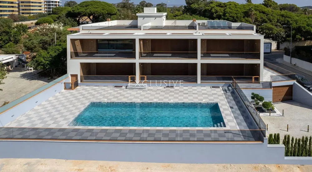 Wohnzimmer; holzboden, tageslicht, moderner stil