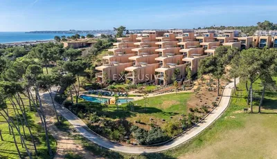 Kuchyně; kuchyňské spotřebiče, dřevěná podlaha, přirozené světlo, moderní styl