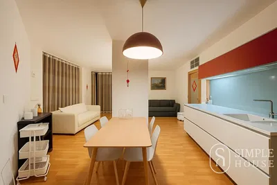 Кухня; кухненски уреди, дървен под, естествена светлина, модерен стил