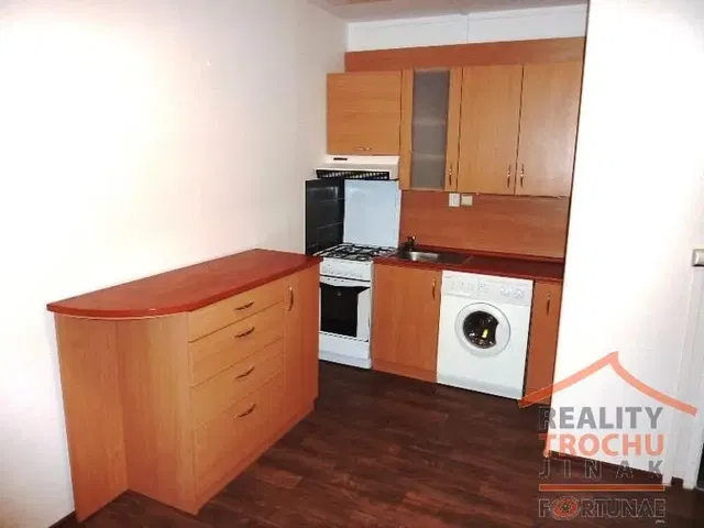 Хол; дървен под, естествена светлина, модерен стил