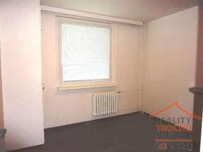 Obývačka; drevená podlaha, prirodzené svetlo, moderný štýl, vysoké stropy