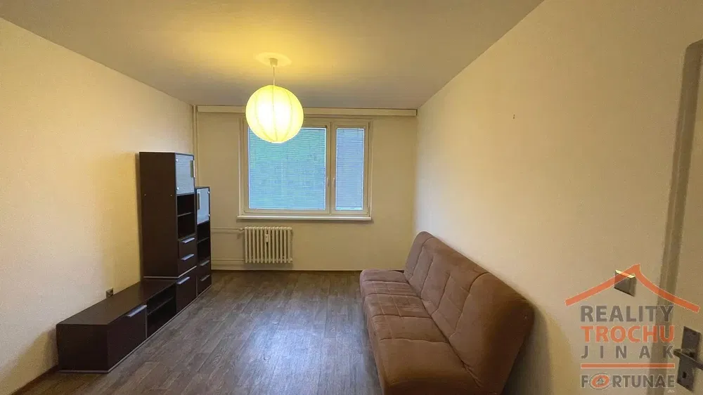 Obývačka; drevená podlaha, prirodzené svetlo, moderný štýl, vysoké stropy