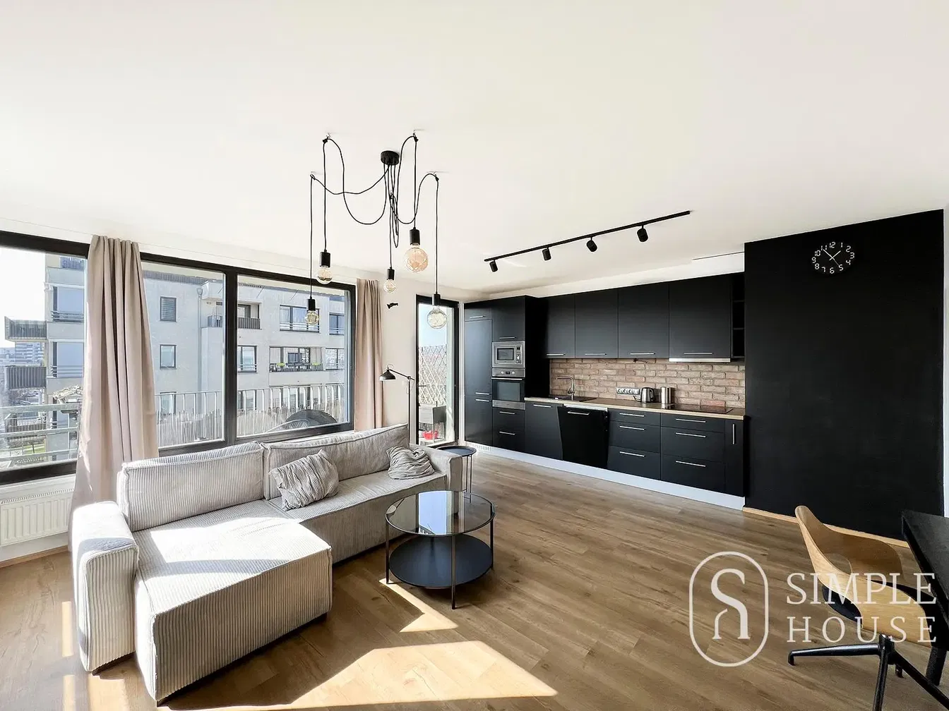 Хол; дървен под, естествена светлина, модерен стил