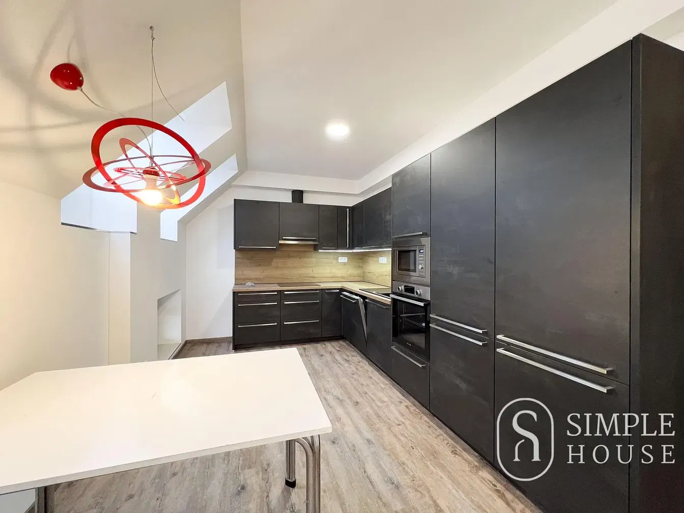 Kuchyňa; kuchynské spotrebiče, drevená podlaha, prirodzené svetlo, moderný štýl