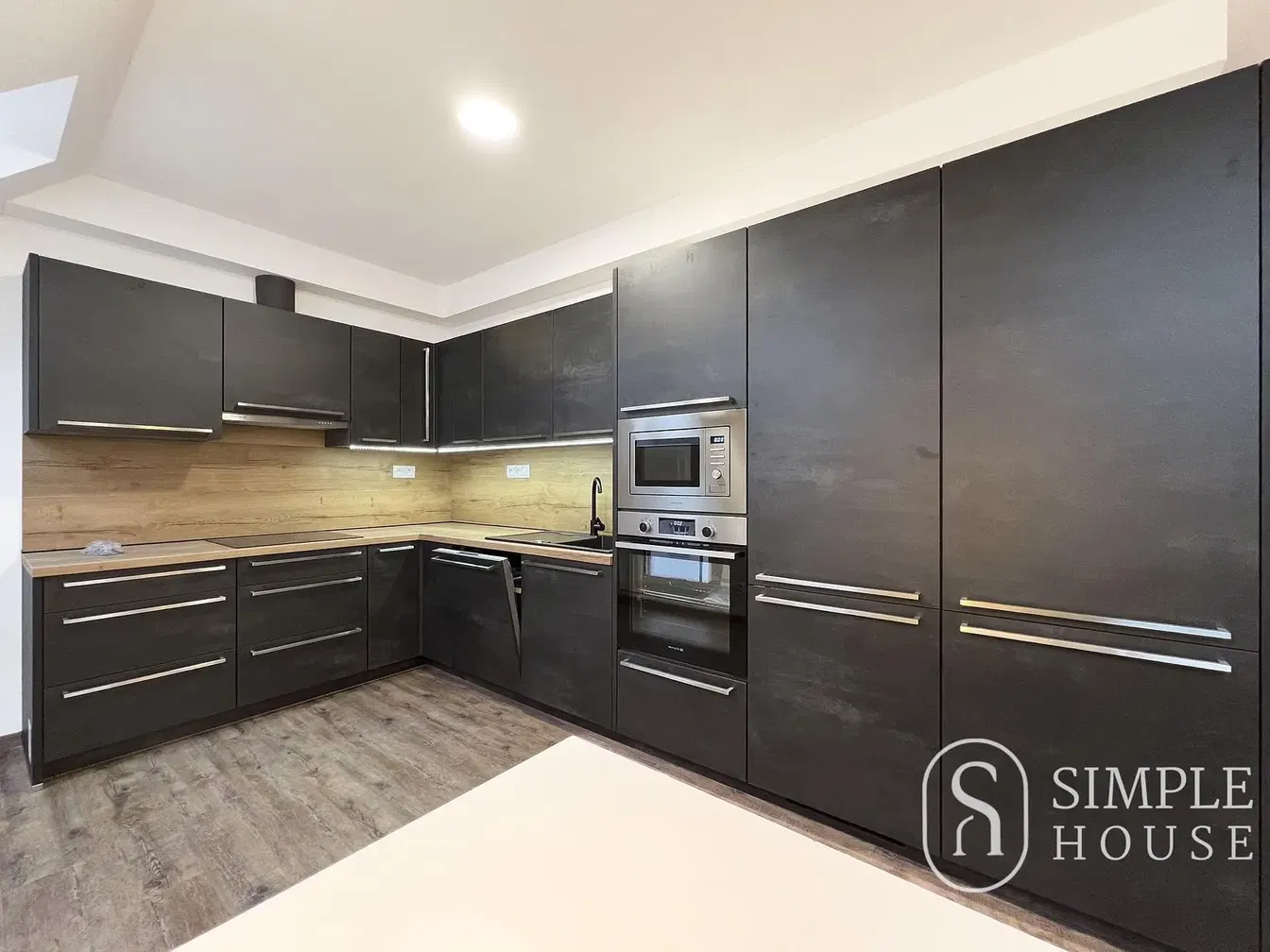 Obývačka; drevená podlaha, prirodzené svetlo, moderný štýl