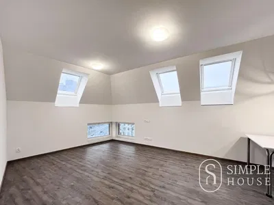 Obývačka; drevená podlaha, prirodzené svetlo, moderný štýl