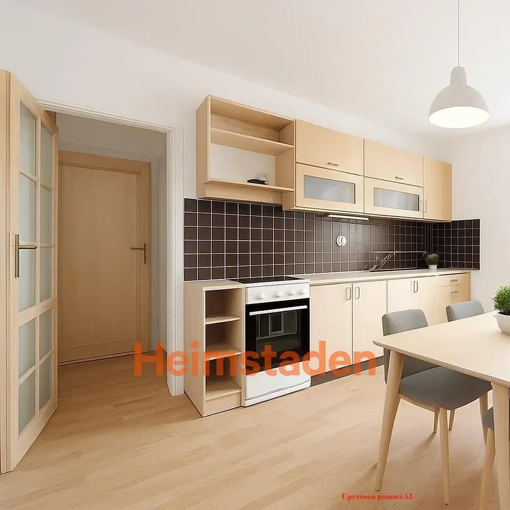 Kuchyňa; kuchynské spotrebiče, drevená podlaha, prirodzené svetlo, moderný štýl