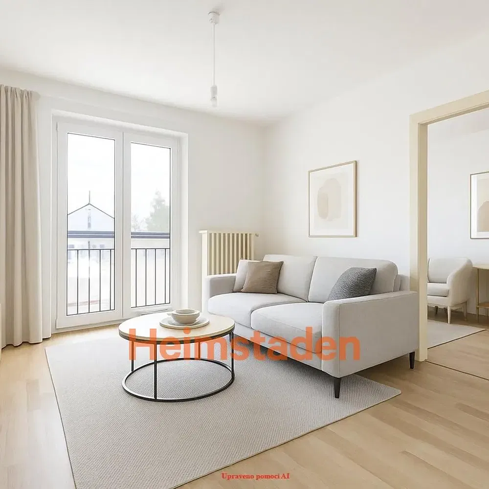 Kuchyňa; kuchynské spotrebiče, drevená podlaha, prirodzené svetlo, moderný štýl