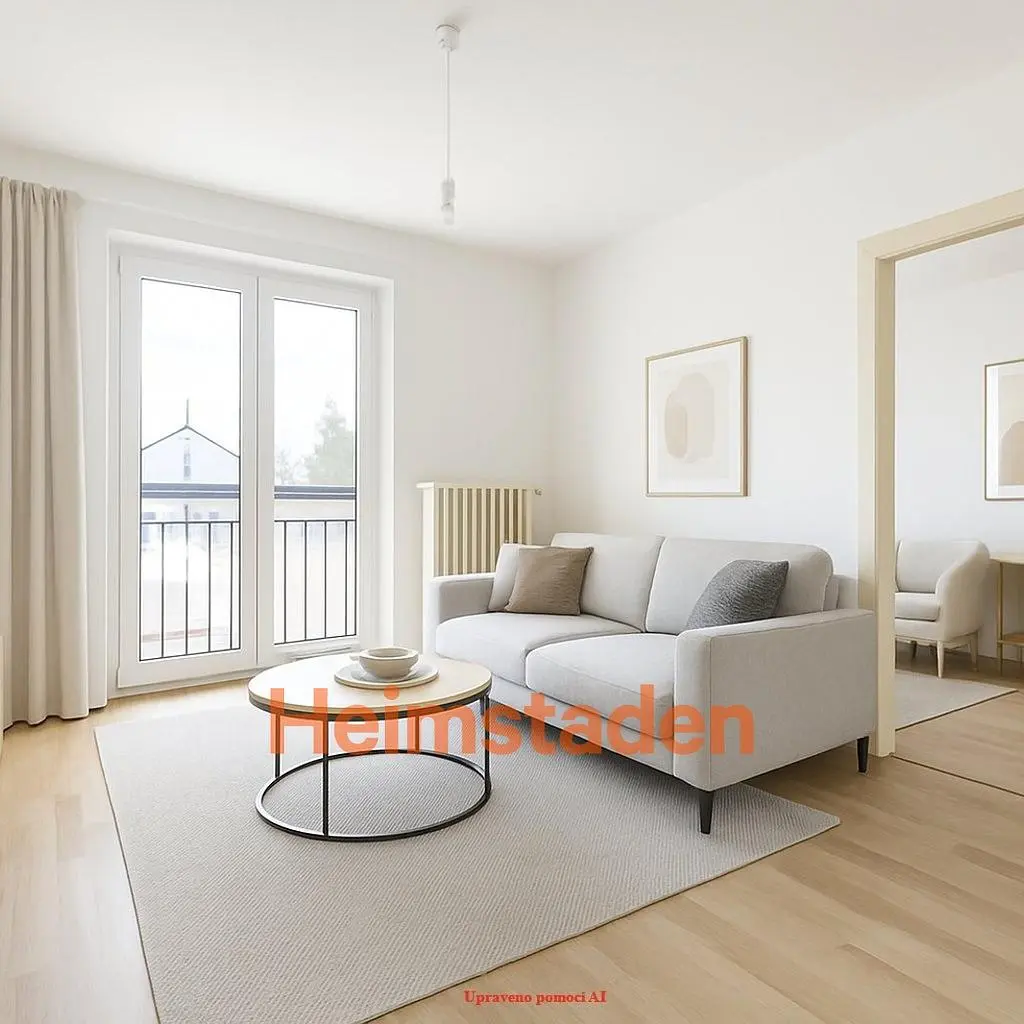 Kuchyňa; kuchynské spotrebiče, drevená podlaha, prirodzené svetlo, moderný štýl