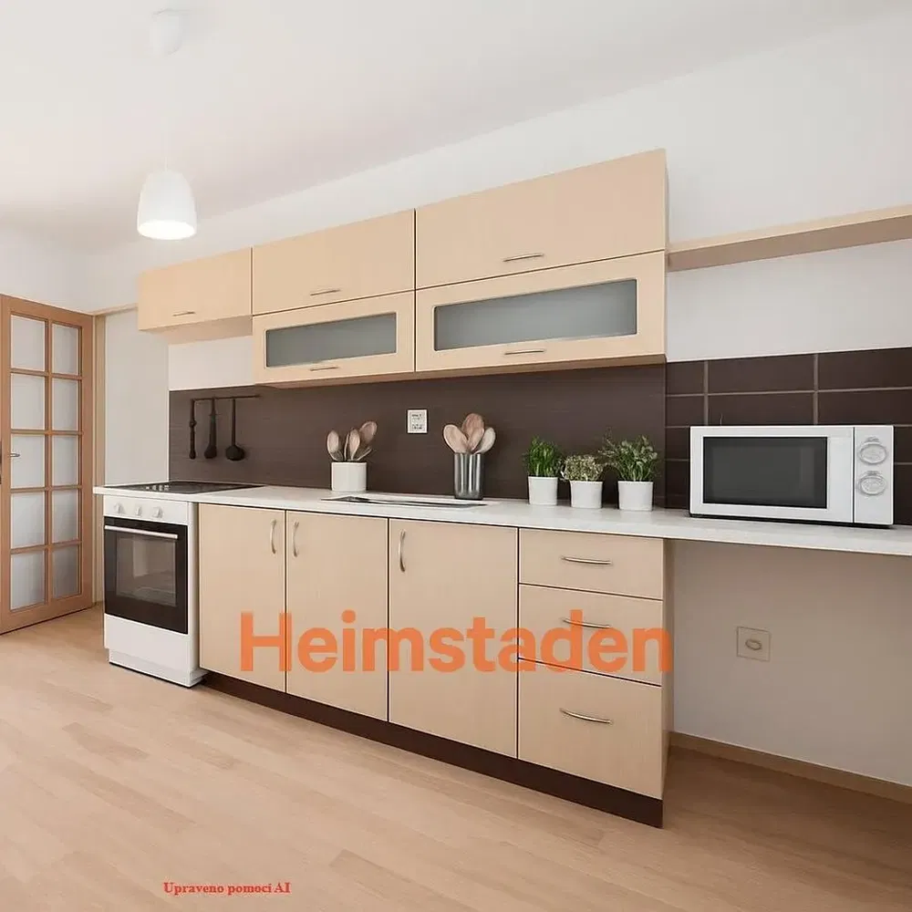 Obývačka; drevená podlaha, prirodzené svetlo, moderný štýl