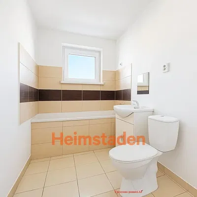 Kuchyňa; kuchynské spotrebiče, drevená podlaha, prirodzené svetlo, moderný štýl