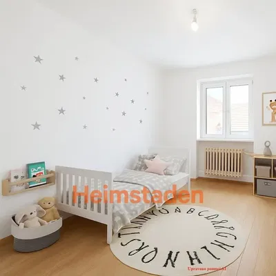 Kuhinja; kućanski aparati, drveni pod, prirodna svjetlost, moderan stil