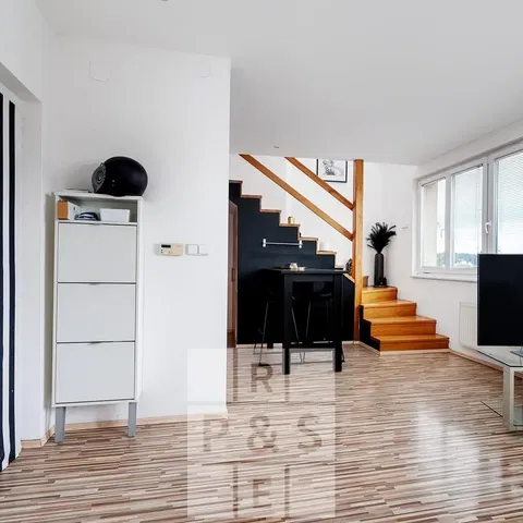 Küche; küchengeräte, holzboden, tageslicht, moderner stil