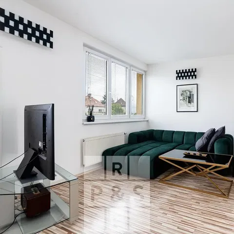 Кухня; кухненски уреди, дървен под, естествена светлина, модерен стил