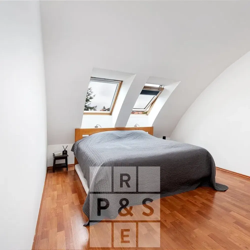 Кухня; кухненски уреди, дървен под, естествена светлина, модерен стил