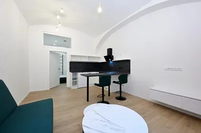 Кухиња; кухињски апарати, дрвени под, природно светло, модерни стил