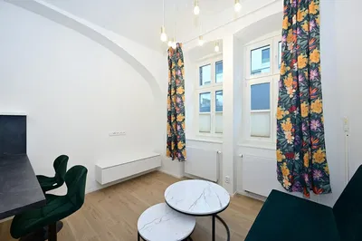 Дневна соба; дрвени под, природно светло, модерни стил, високи плафони