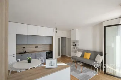 Кухня; кухненски уреди, дървен под, естествена светлина, модерен стил