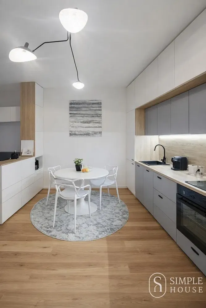 Кухня; кухненски уреди, дървен под, естествена светлина, модерен стил