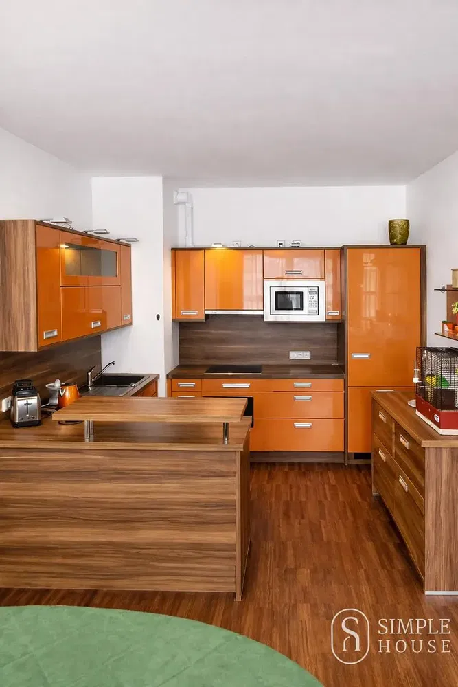 Кухня; кухненски уреди, дървен под, естествена светлина, модерен стил