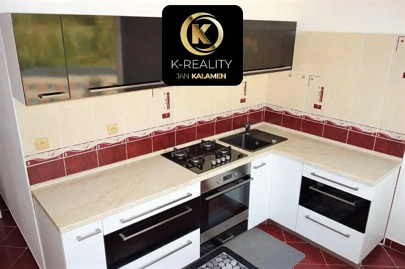 Кухня; кухненски уреди, дървен под, естествена светлина, модерен стил