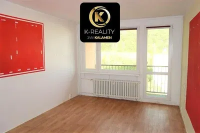 Кухня; кухненски уреди, дървен под, естествена светлина, модерен стил