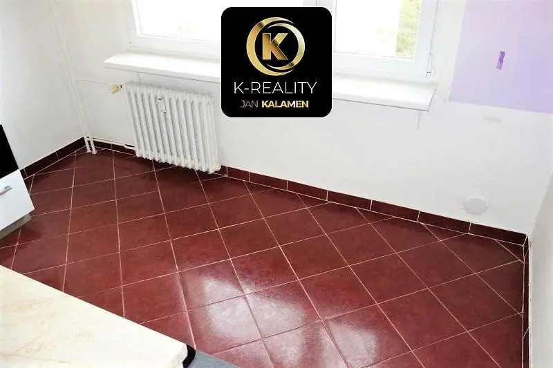 Кухня; кухненски уреди, дървен под, естествена светлина, модерен стил