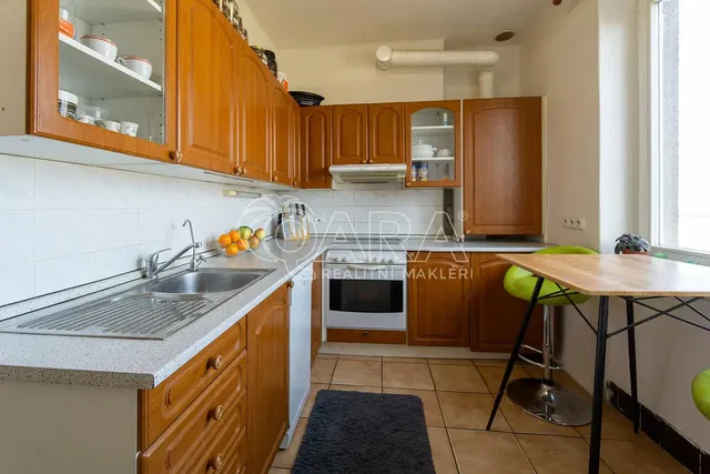 Salón; suelo de madera, luz natural, estilo moderno