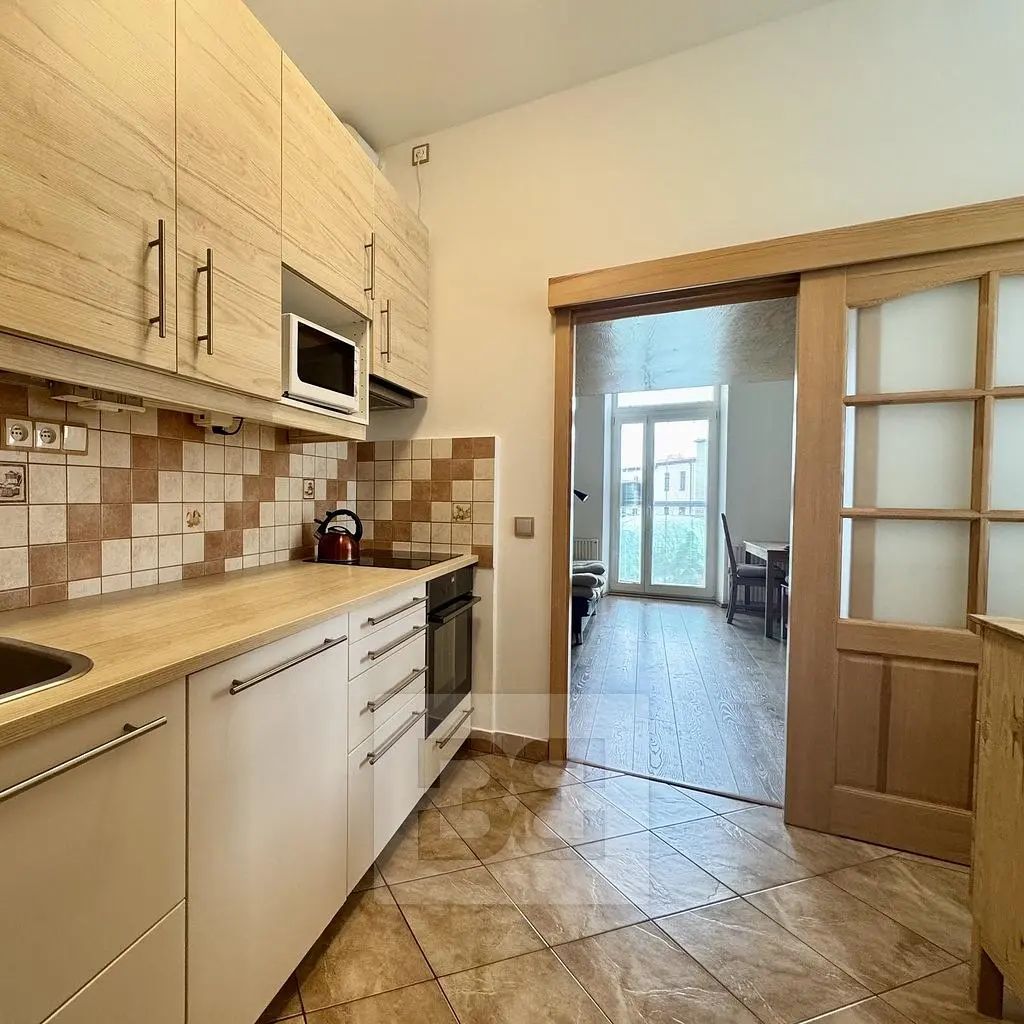 Mutfak; mutfak aletleri, ahşap zemin, doğal ışık, modern stil