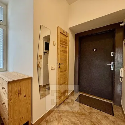 Oturma odası; ahşap zemin, doğal ışık, modern stil