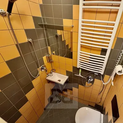 Mutfak; mutfak aletleri, ahşap zemin, doğal ışık, modern stil