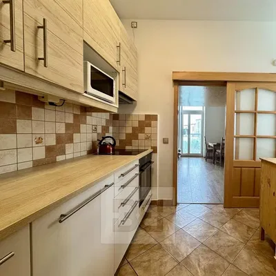 Mutfak; mutfak aletleri, ahşap zemin, doğal ışık, modern stil